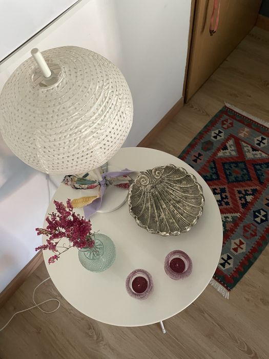 Mesa de apoio branca em metal