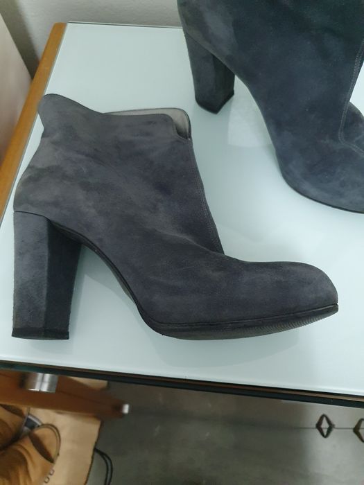 Botins em pele de camurça cinza