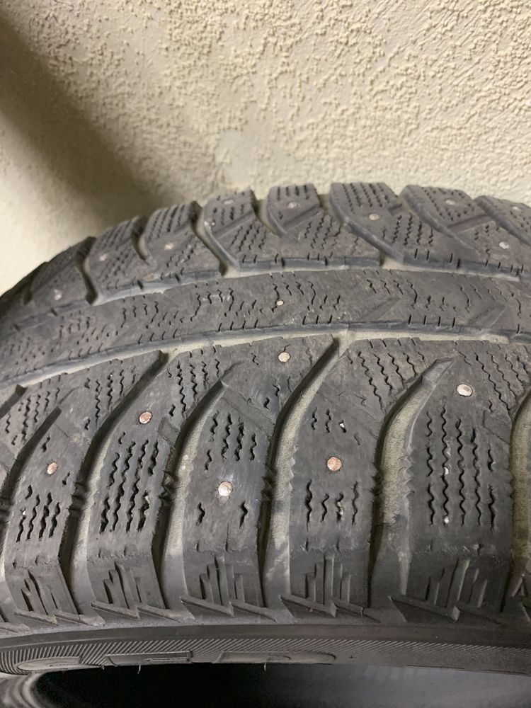 Зимові шини Bridgestone Ice Cruiser 7000S 215/60 R16 , зимова гума r16