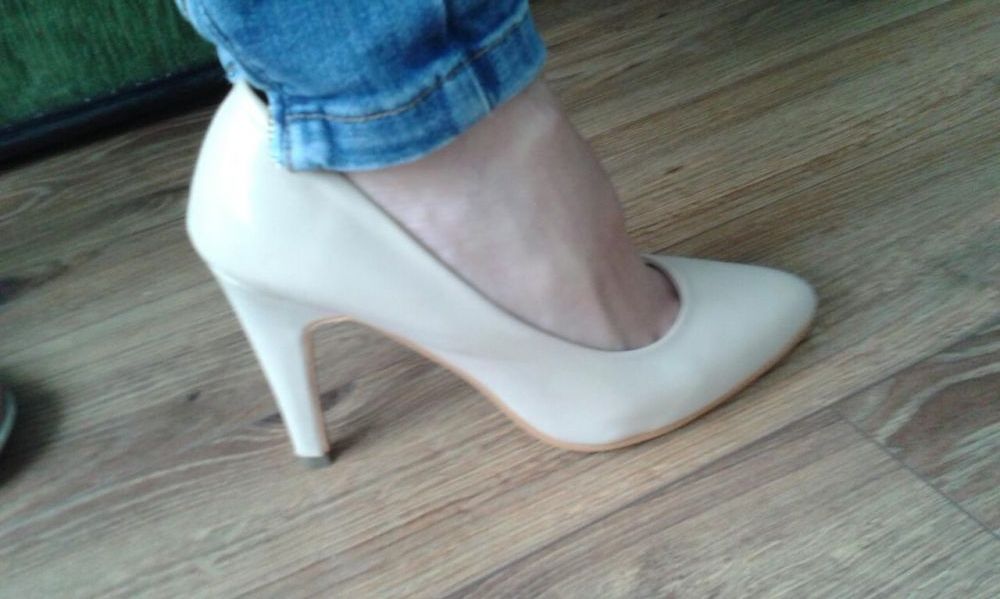 Lakierowane czółenka Cropp