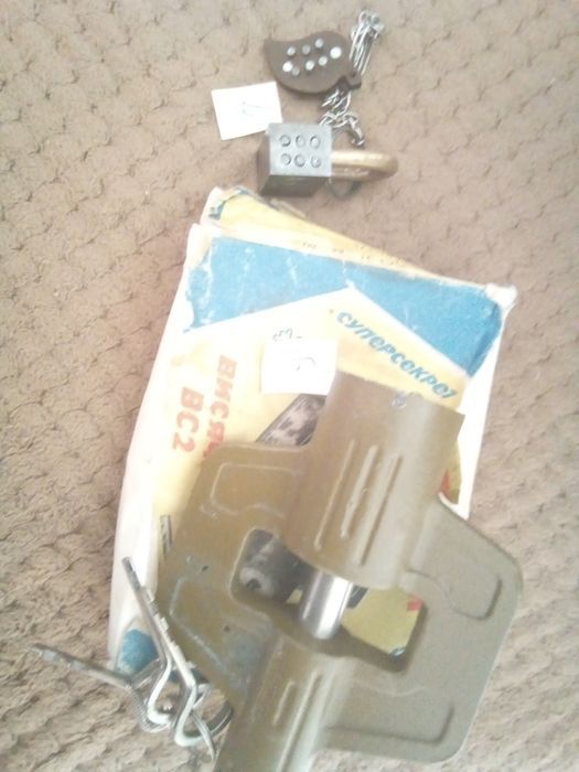 Замок гаражный , навесной замок.