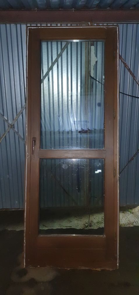 Drzwi drewniane bez uszkodzeń