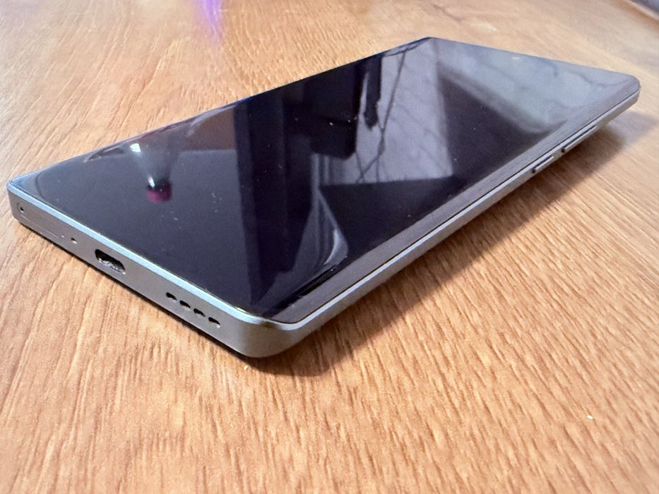 Realme GT6 16/512 jak nowy + ładowarka 120W SuperVOOC + etui