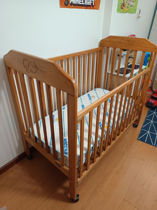 Cama de grades / Berço em madeira maciça com Colchão Verão/Inverno