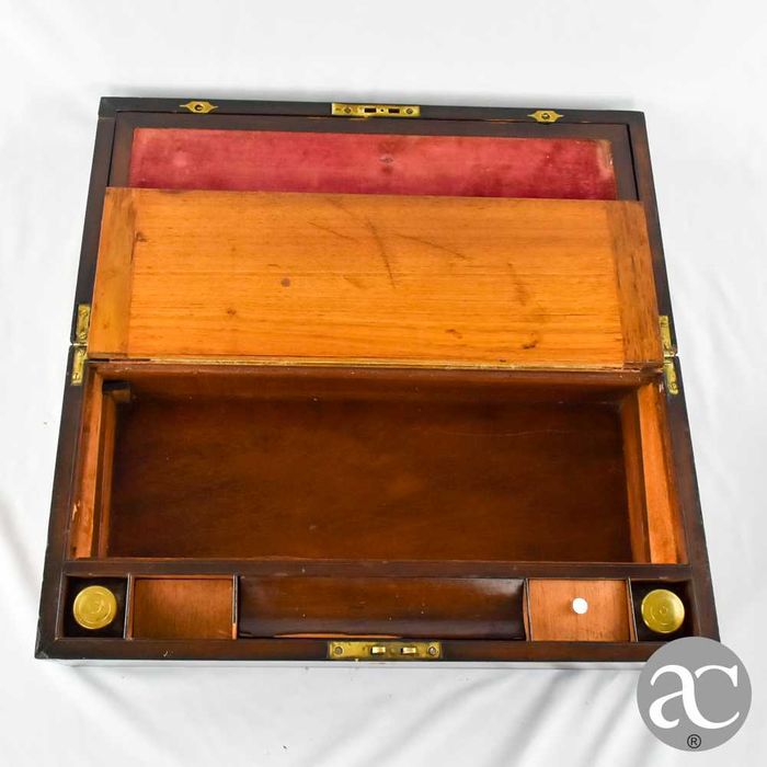 Escritório de viagem Inglês, séc. XIX, madeiras exóticas com embutidos