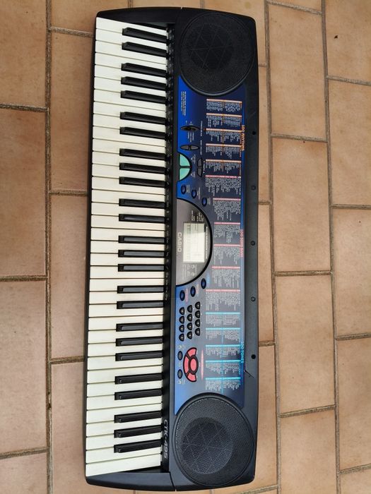 Piano  Casio com várias funções.