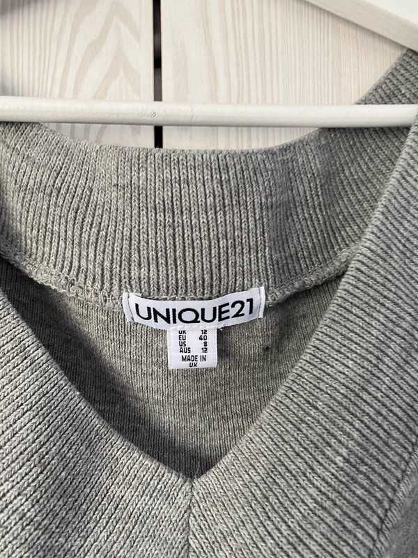 Szary sweter z dekoltem w serek Unique21 40