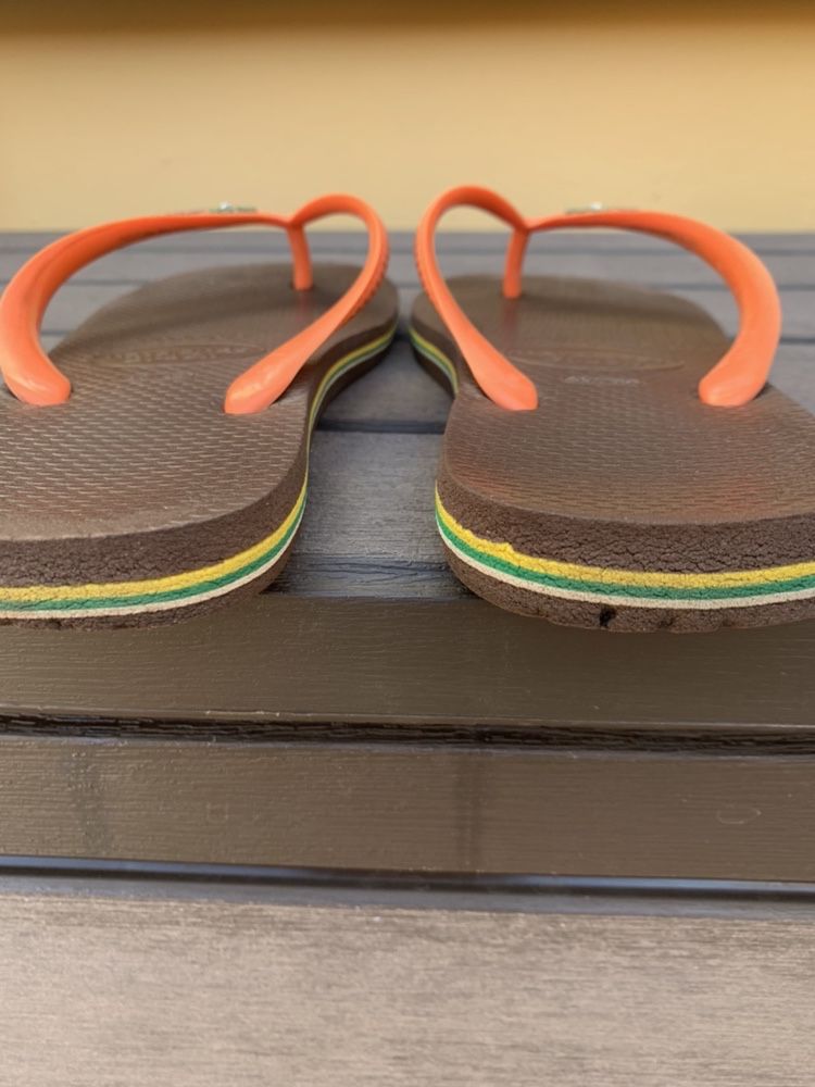 Dois chinelos Havaianas usados, ambos tamanho 39-40.