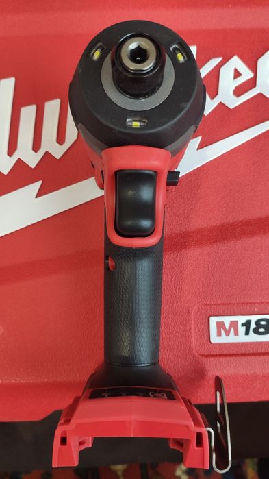 Топовий безщітковий імпакт шуруповерт Milwaukee 2953-20