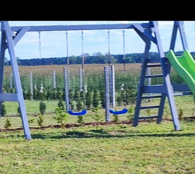 Plac zabaw drewniany ślizg na wyposażeniu  plus huśtawki