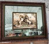 Quadro espelhado com escultura de cavalos em relevo