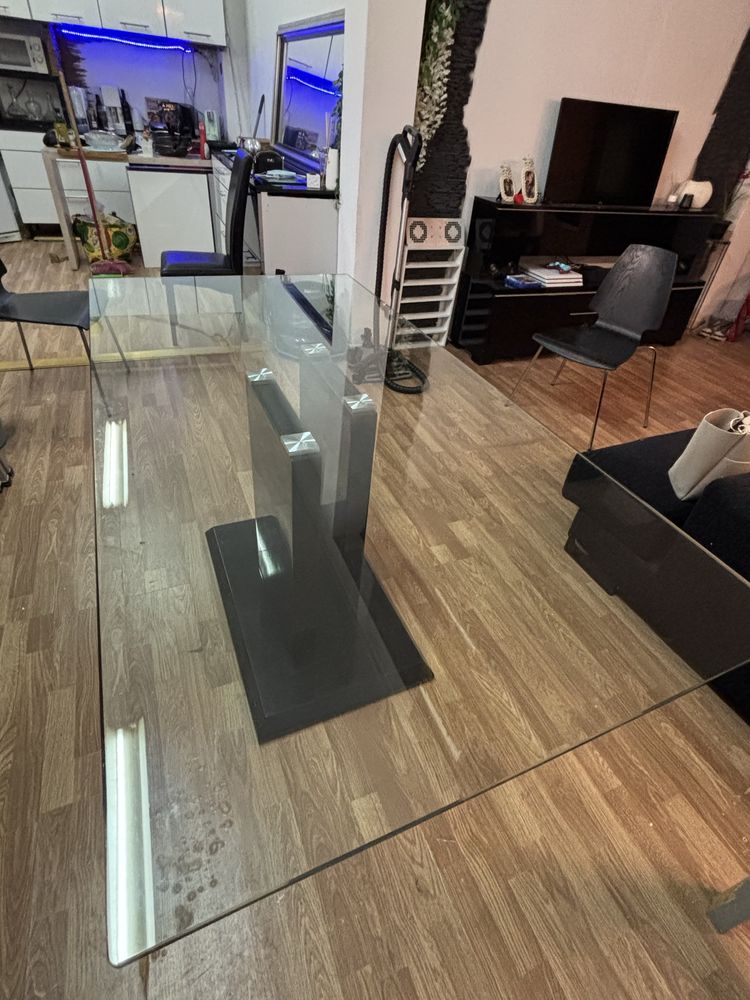 Mesa com tampo de vidro