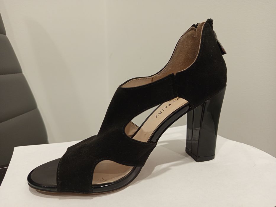 Czarne buty na obcasie