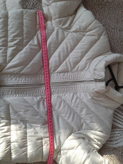 Курточка молочного кольору