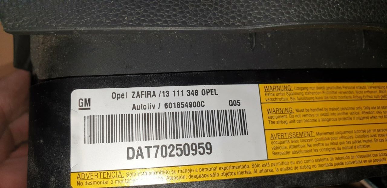 Подушка безопасности водителя Opel Zafira B.GM 13111348