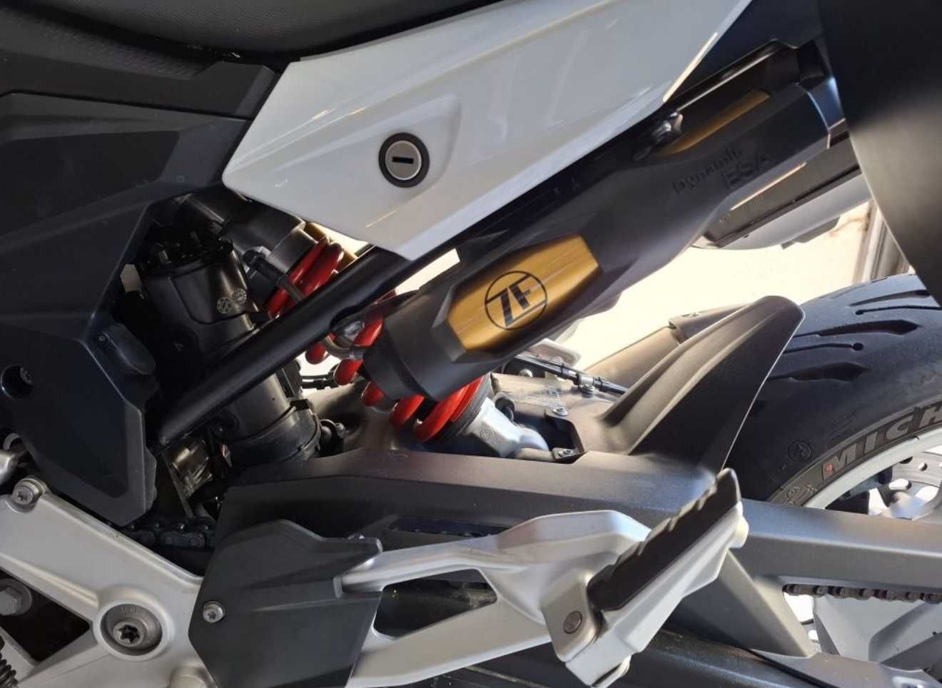 BMW F900XR - FULL EXTRAS