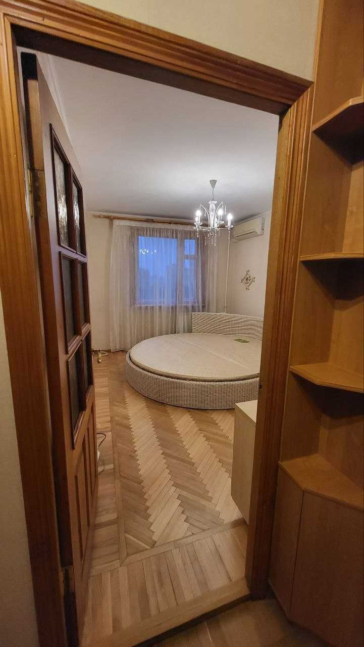 3 к. квартира с ремонтом и мебелью, м. Холодная гора
