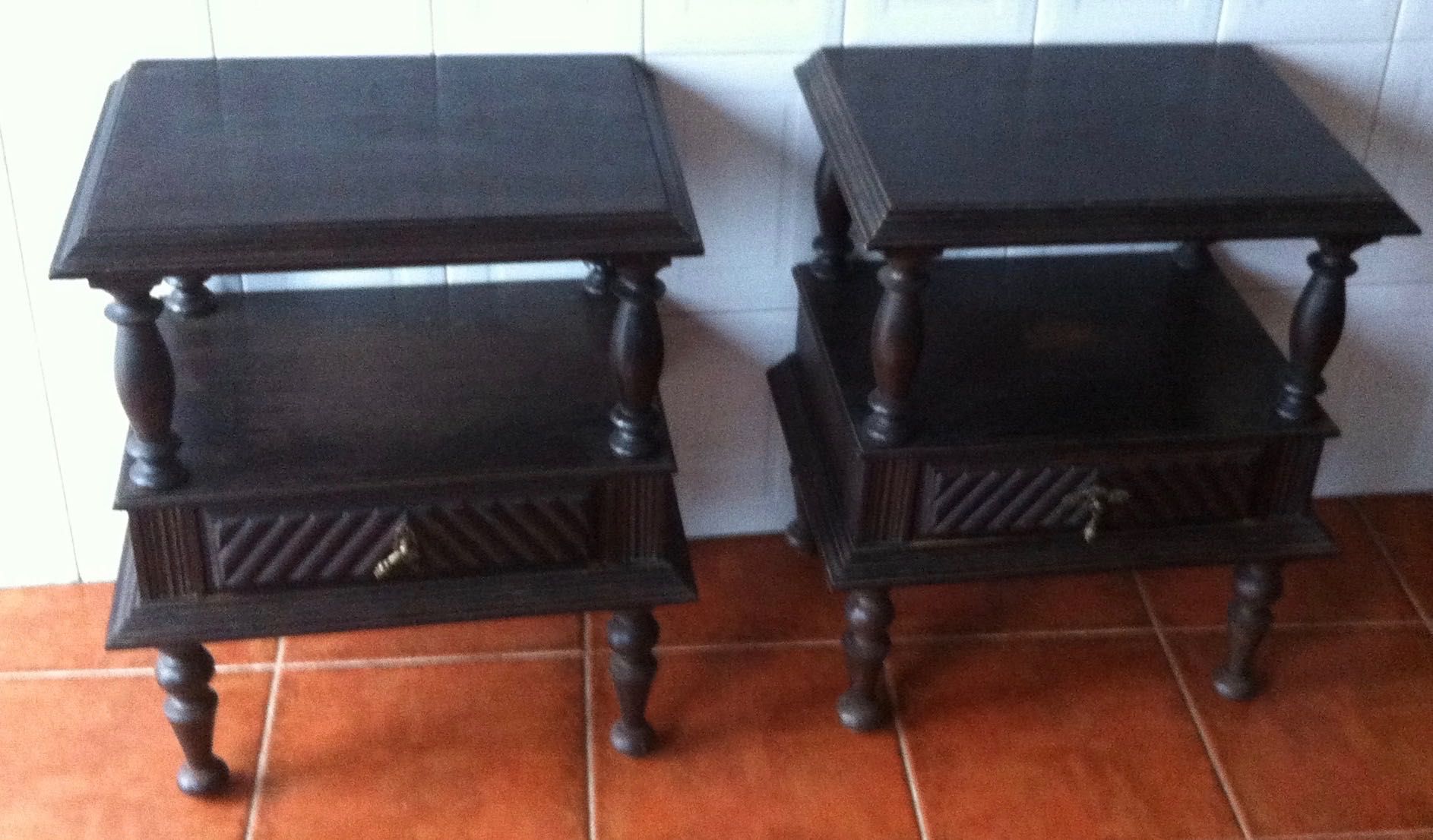 par de mesas de cabeceira madeira exótica