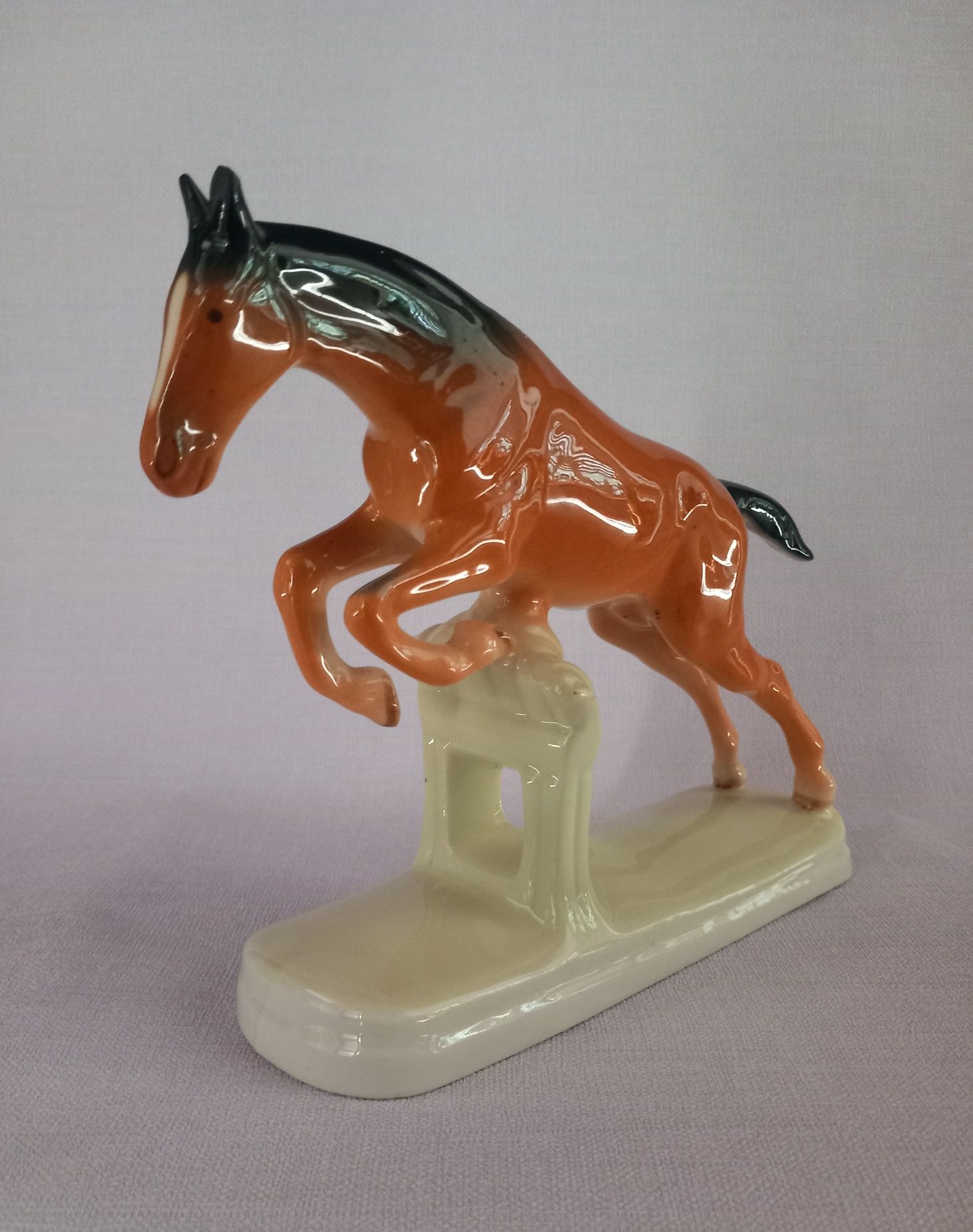 Figurka z porcelany porcelitu