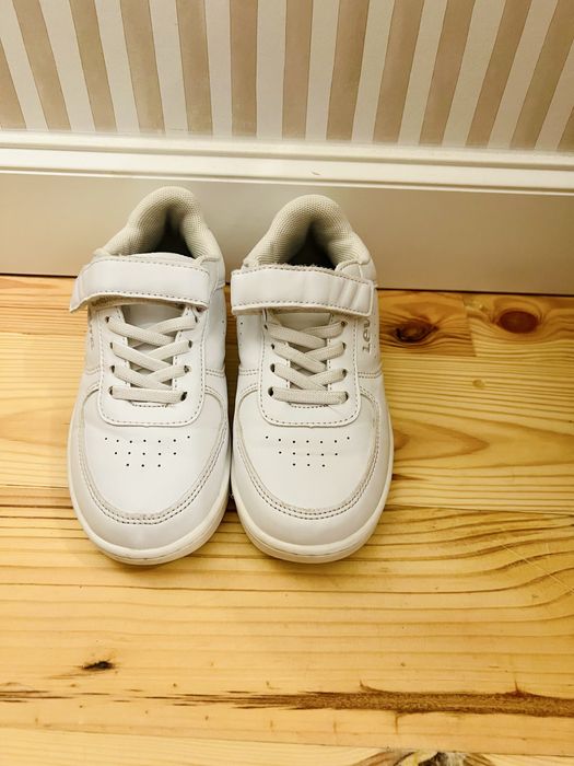 Białe sportowe buty Levis