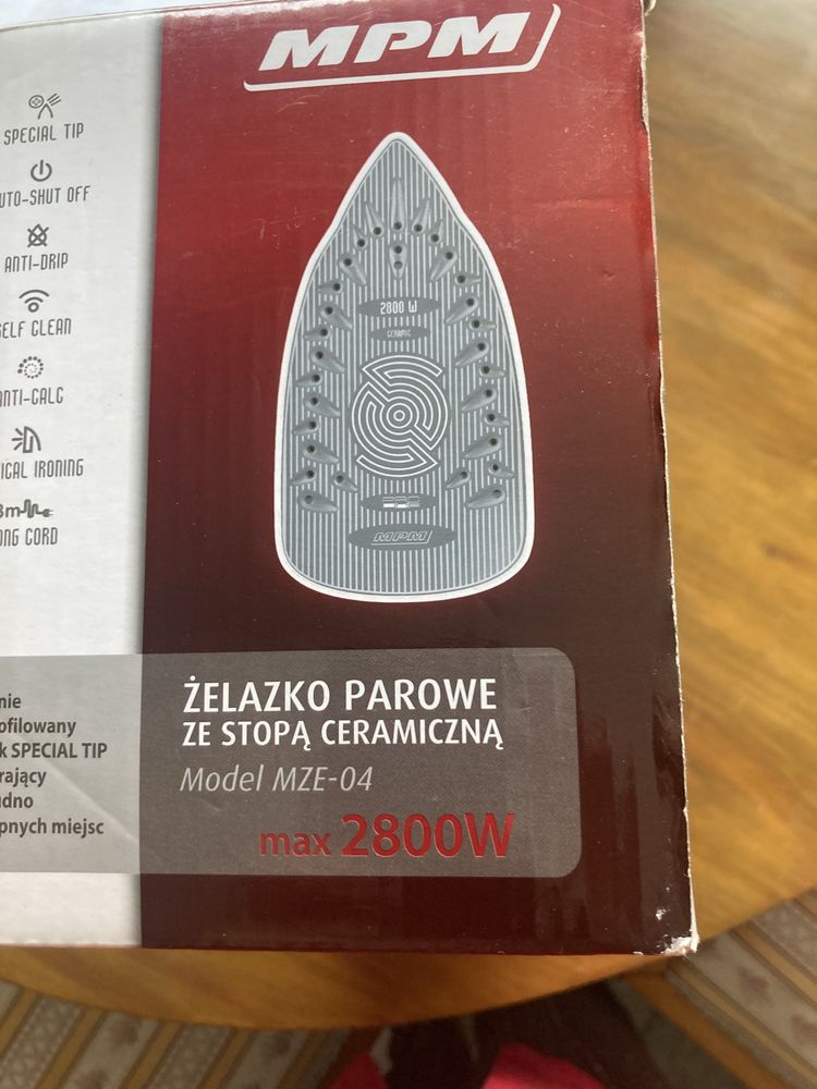 Żelazko parowe ze stopą ceramiczną model MZE-04