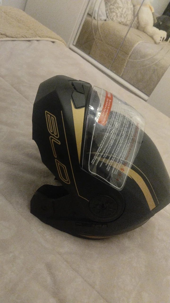 Capacete Novo com óculos escuro