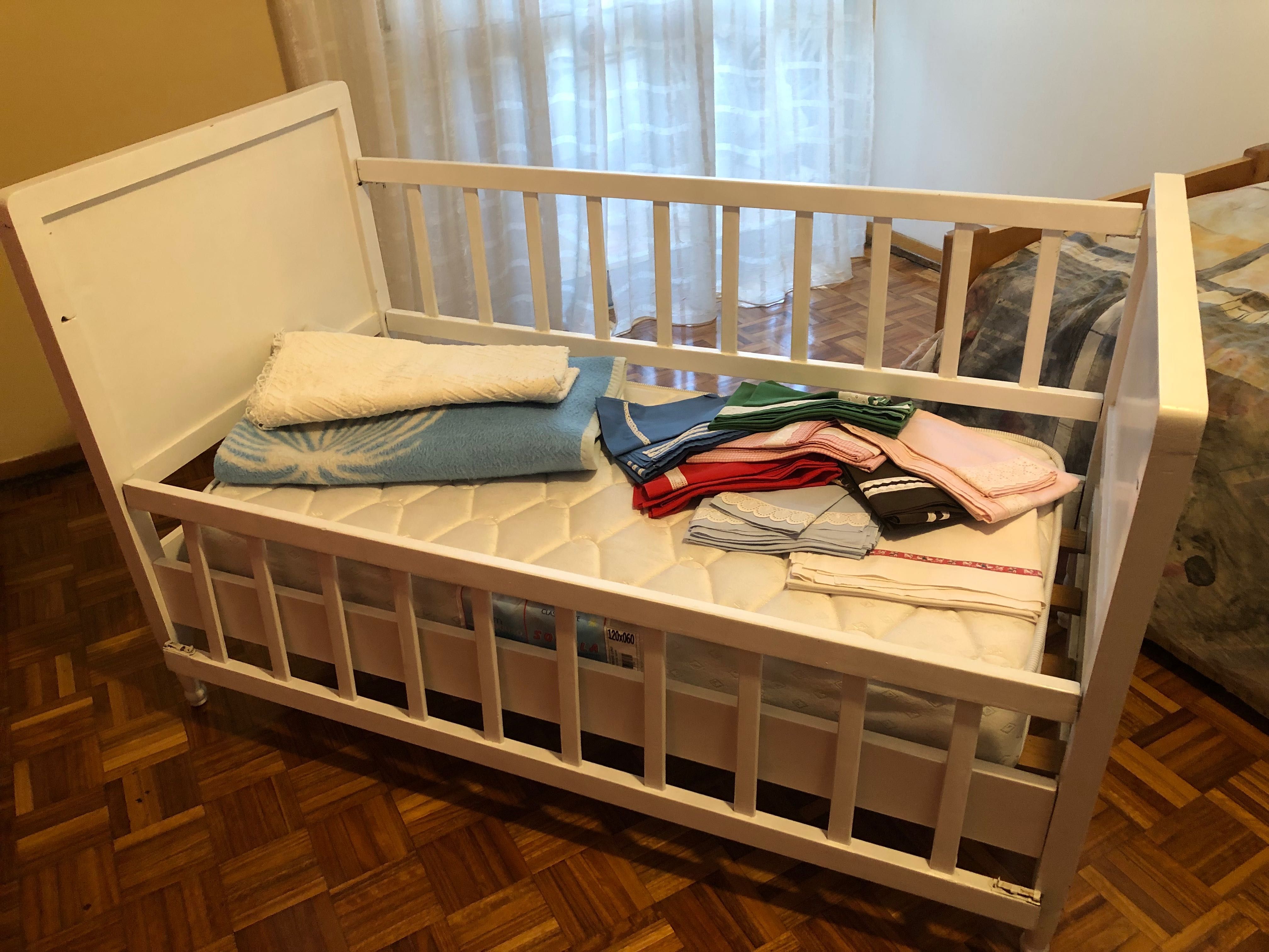 Cama de bebé com colchão e roupa