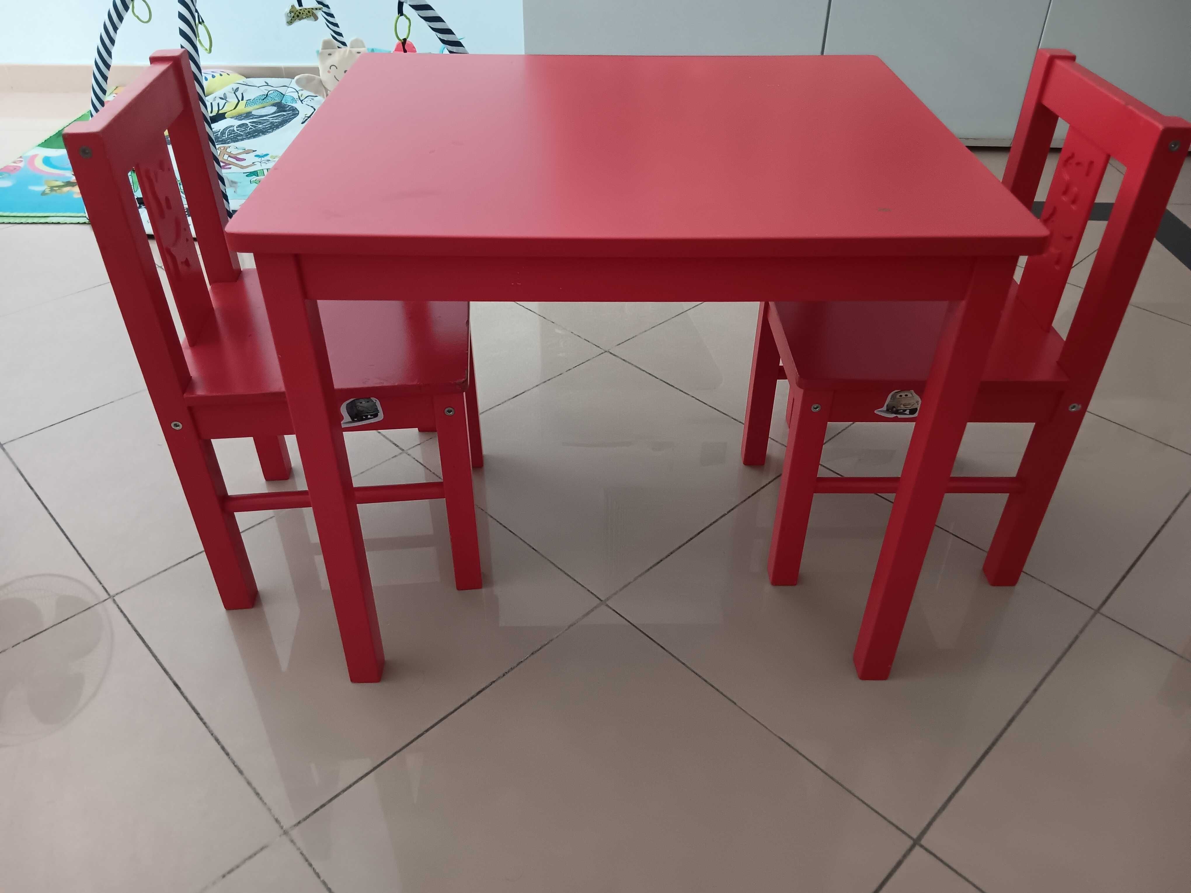 Mesa de bricar com 2 cadeiras