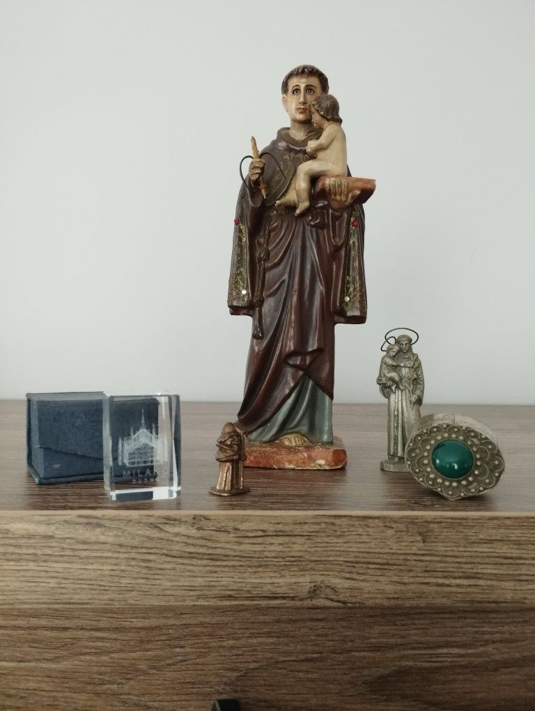 Santo Antônio dois santos uma caixa linda e monumento italiano.