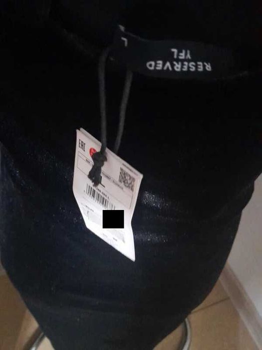 Sukienka Reserved midi aksamitna kolor czarny/brokat 40+kopertówka