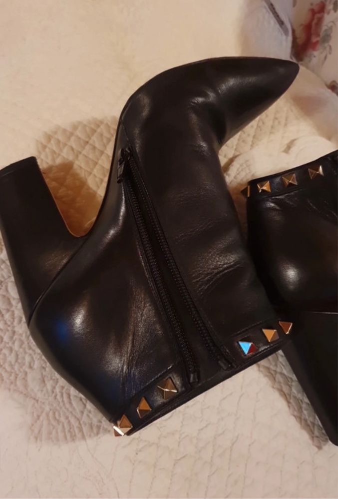 Valentino ,czarne botki na obcasie ze zlotymi ćwiekami
