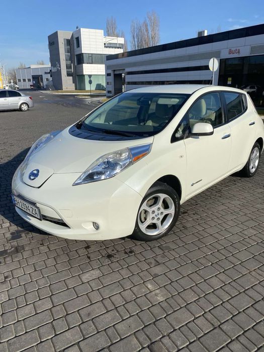 Продам Nissan leaf 2012