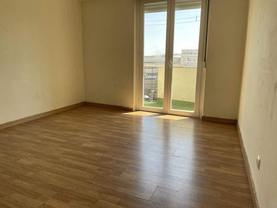 Vendo apartamento T1 no Centro de Camarate Reservado