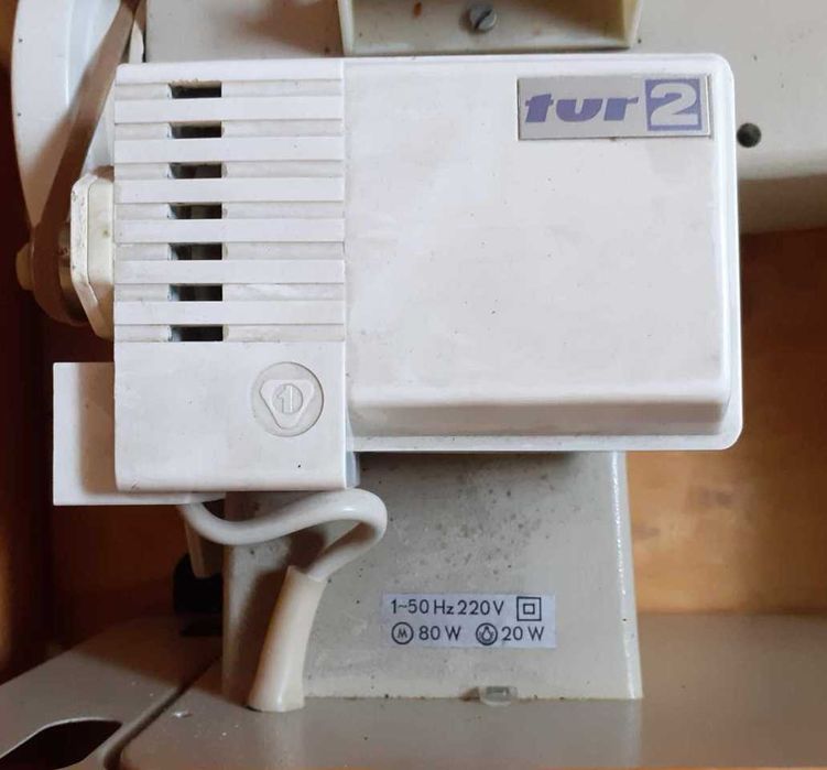 maszyna do szycia PREDOM Łucznik 451 w szafce z silnikiem elektrycznym