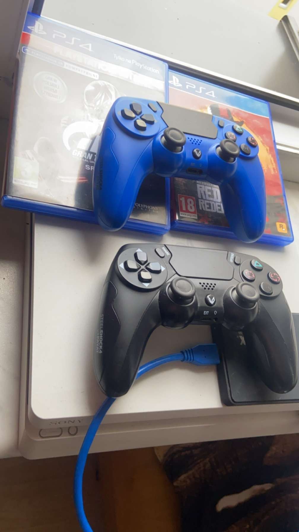 WYJATKOWA OKAZJA Ps4 + 2 pady+ 1 TB pamięci + 4 gry