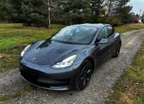 Tesla model 3 2022 року