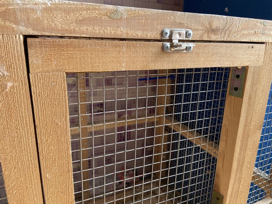 Продам деревʼянмй вольер  80х80см