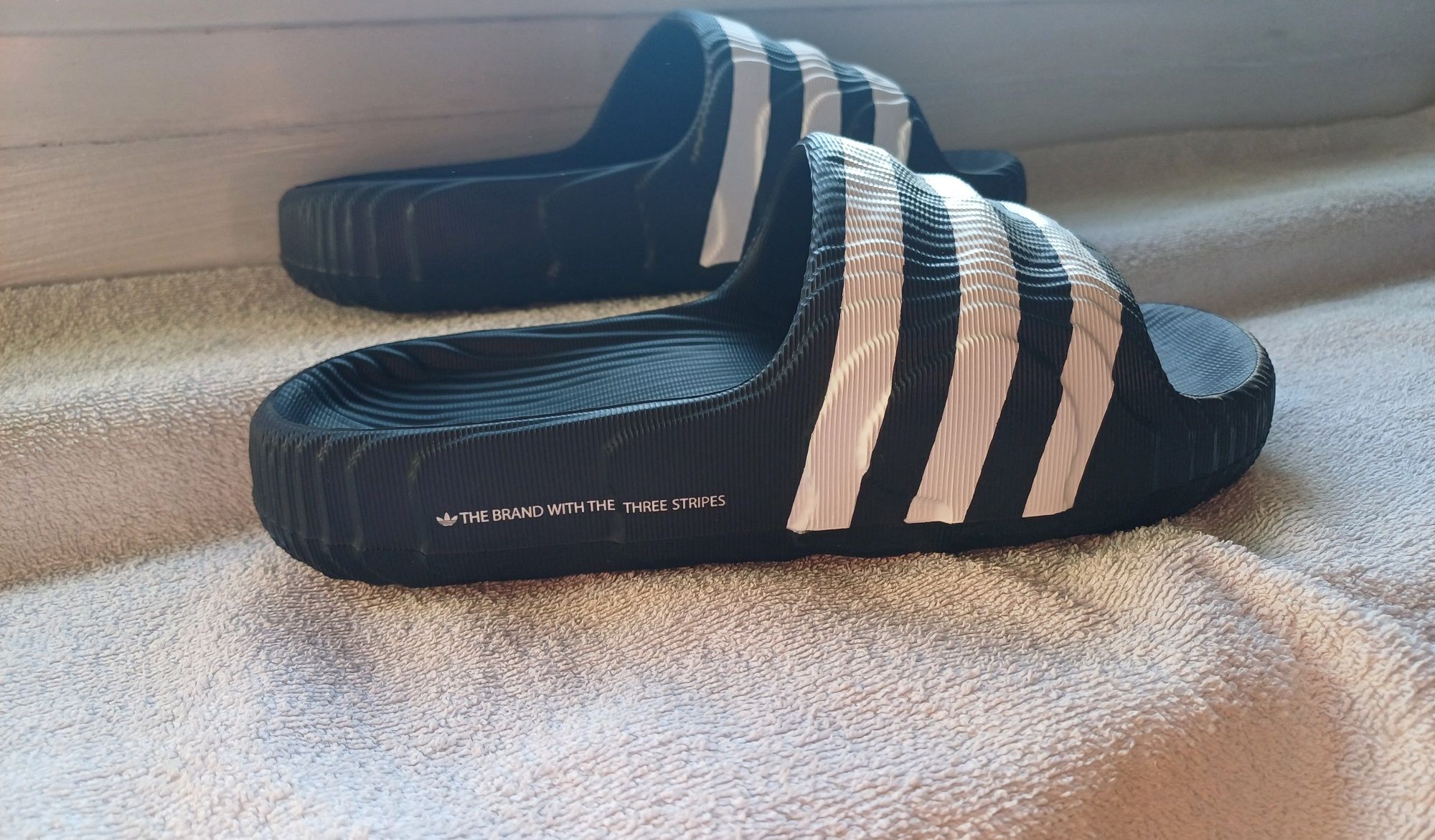 Продам нові тапки adidas