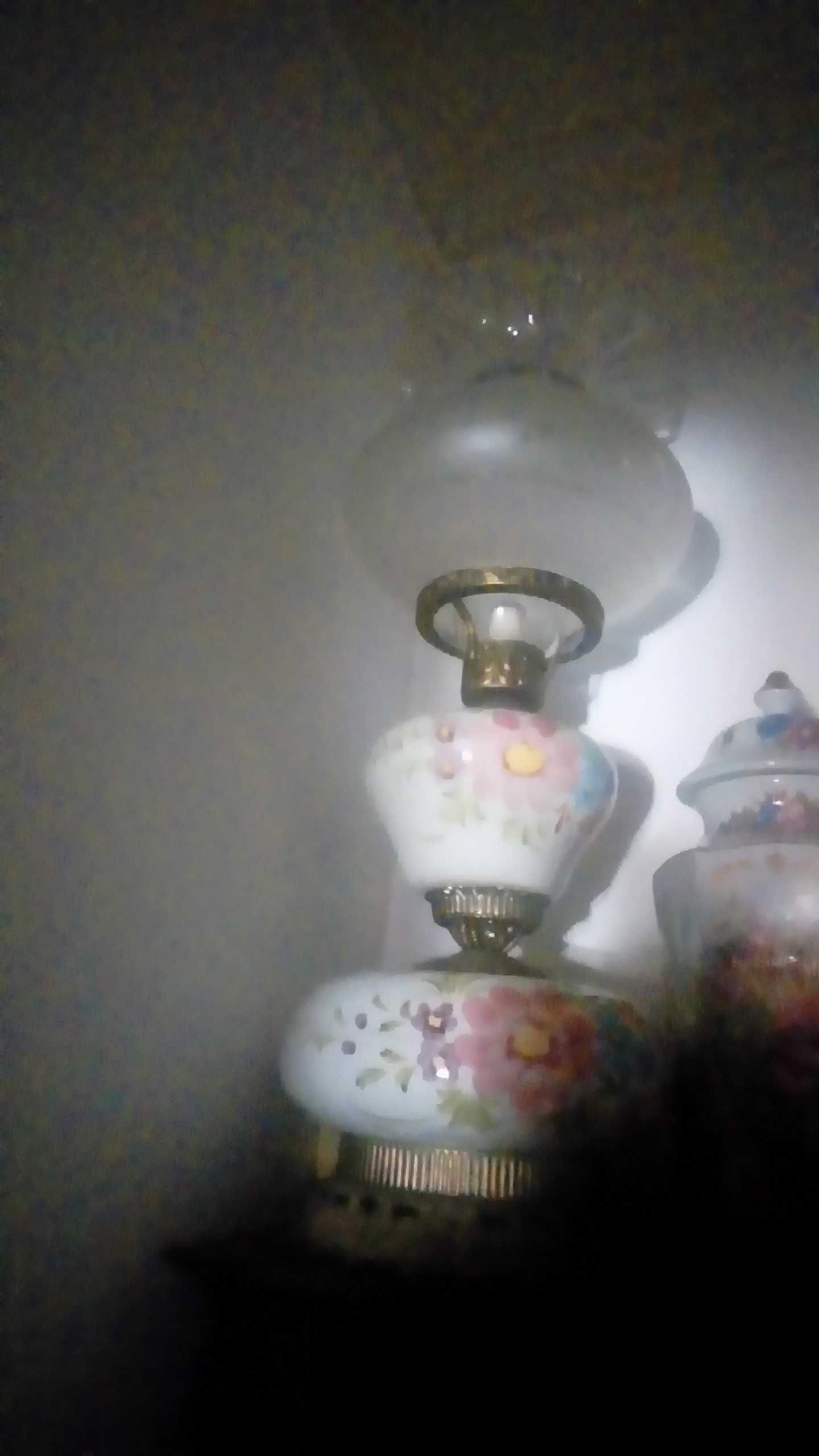 Candeeiro vintage em porcelana e latão