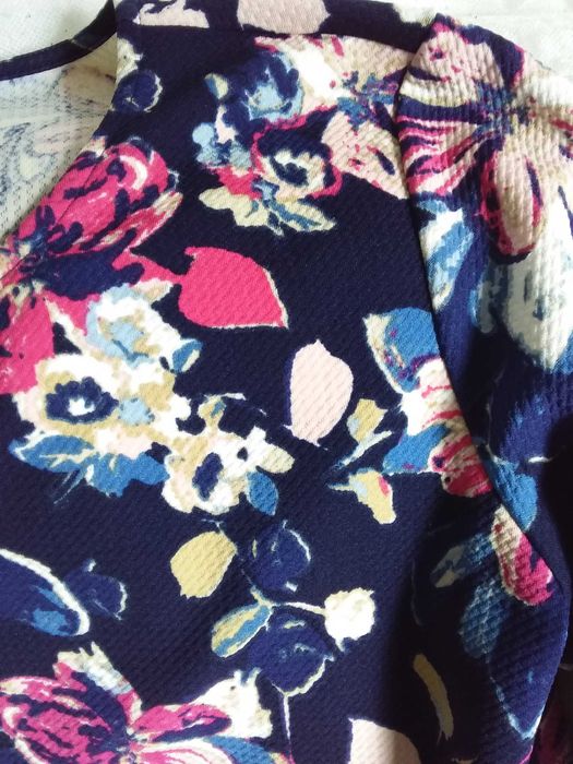 Blusa padrão flores com aplique em metal