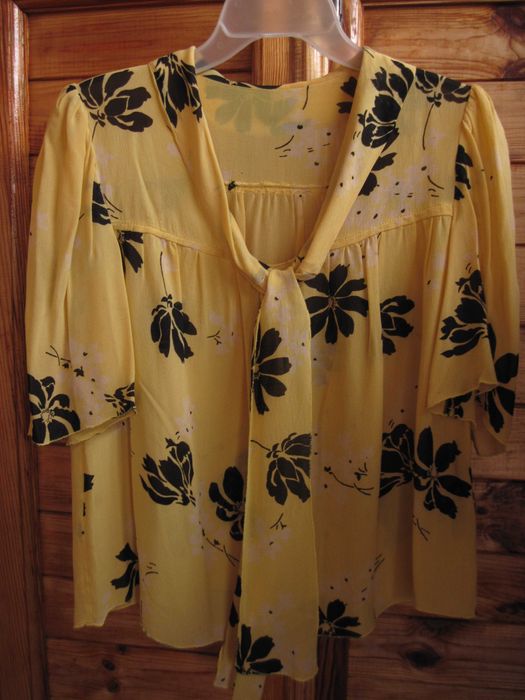 Блузка жіноча жовта з чорними квітами