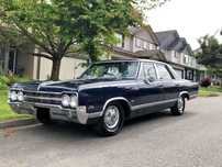 OLDSMOBILE F85 DE LUXE FOUR-DOOR SEDAN 5.5 V8