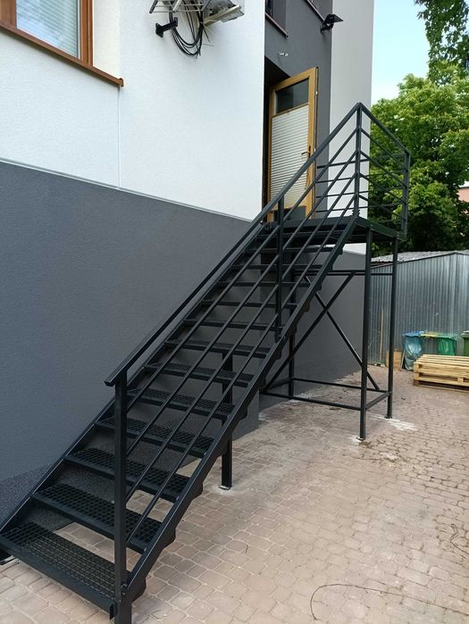 Schody do domu na poddasze metalowe krata wema zewnętrzne wewnętrzne
