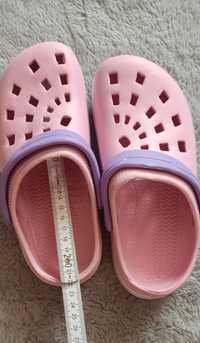 Klapki w typie Crocs