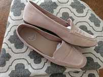 Sapatos rasos em cor de rosa claro