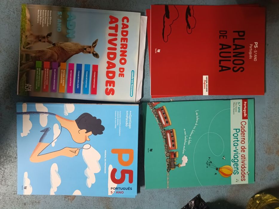 Livros escolares novos e CDs