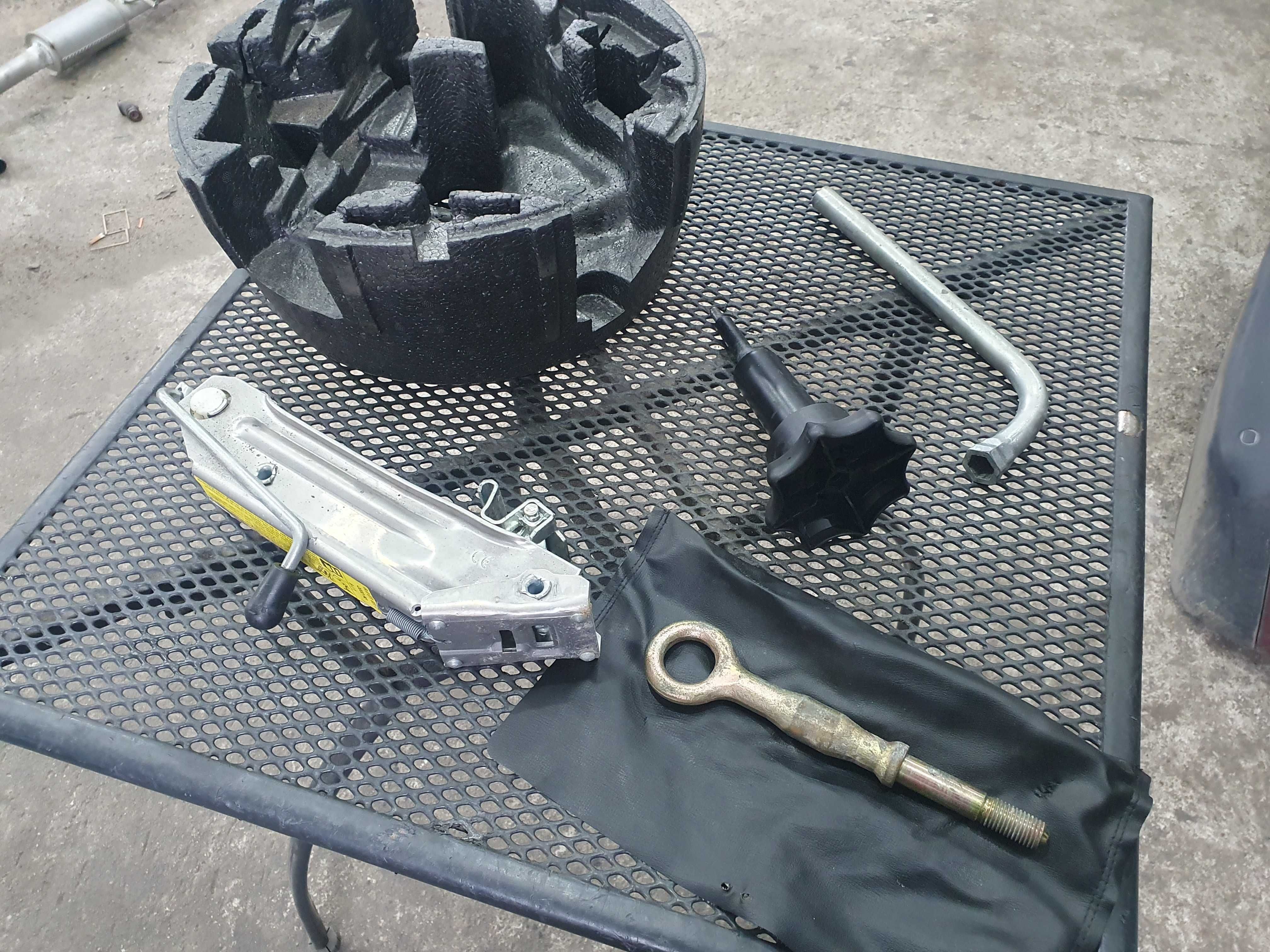 Lewarek klucz ucho etui Audi a3 8l komplet