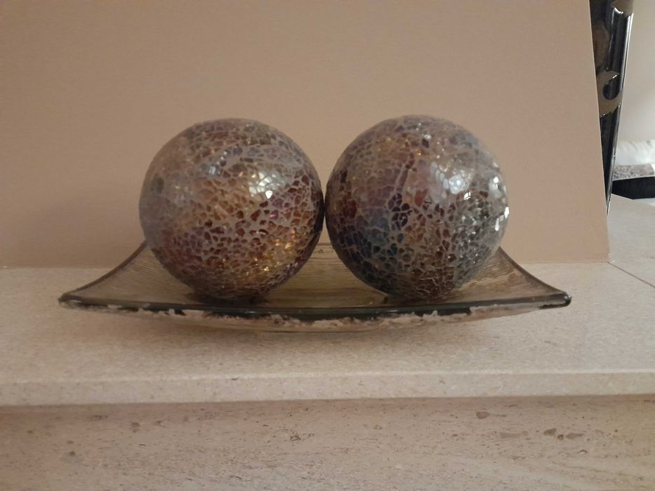 Bandeja com bolas decorativas em vidro