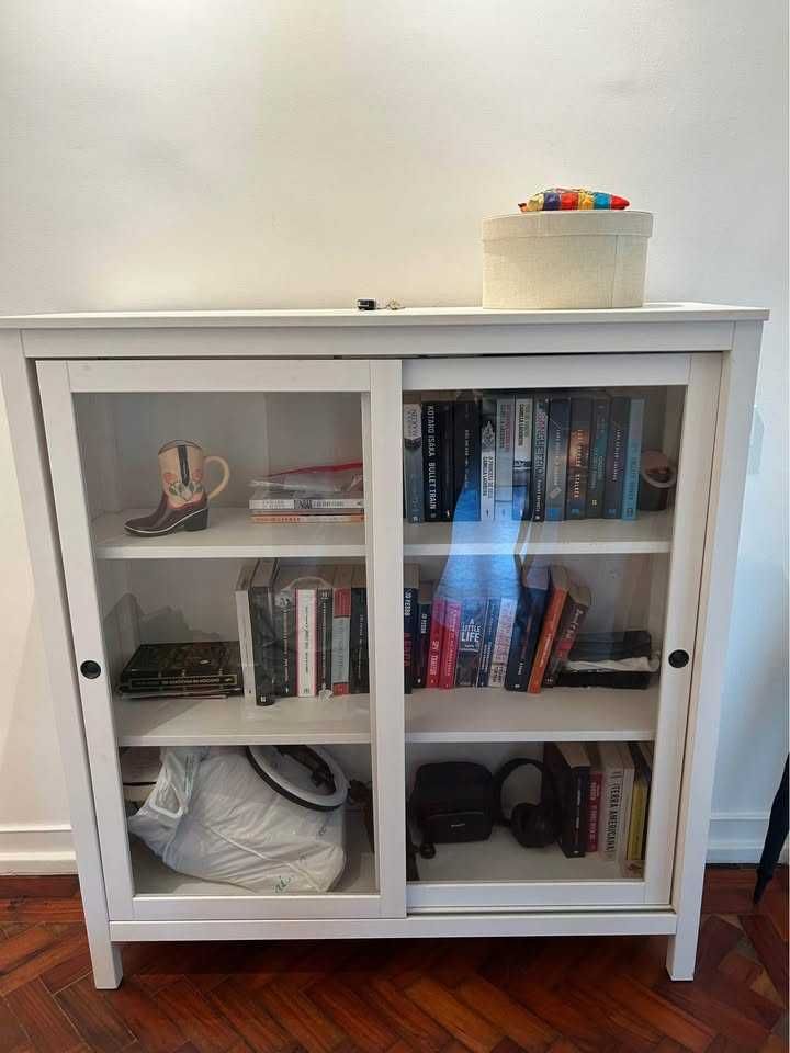 Vitrine com portas de correr em vidro