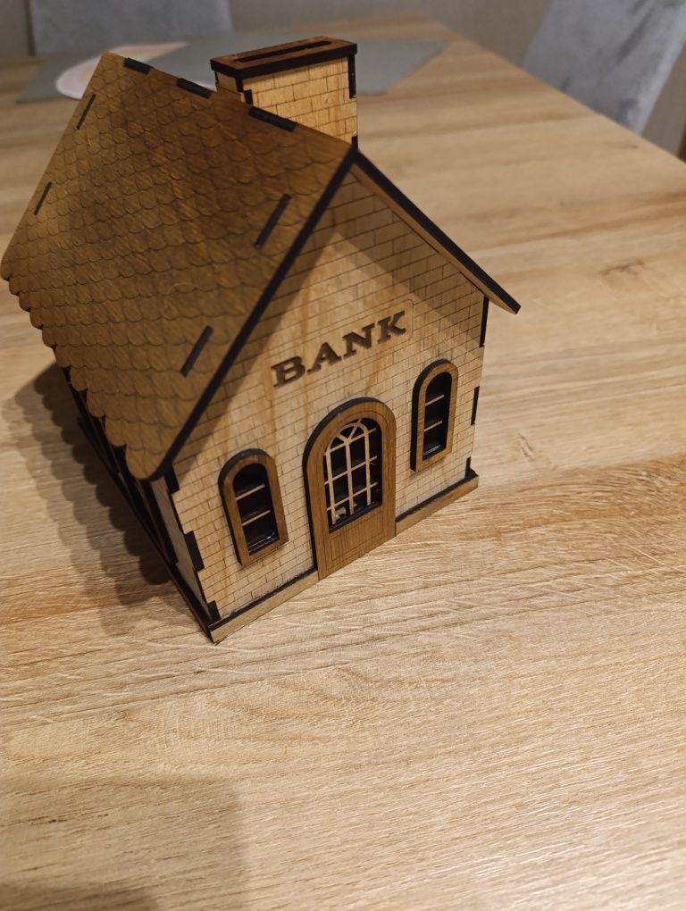 Drewniany model budynku – BANK – dekoracja / skarbonka / domek miniatu